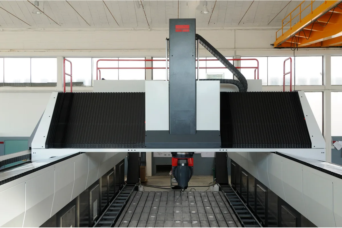 Fidia GTF/R gantry milling machine, front view of the crossbeam and ram